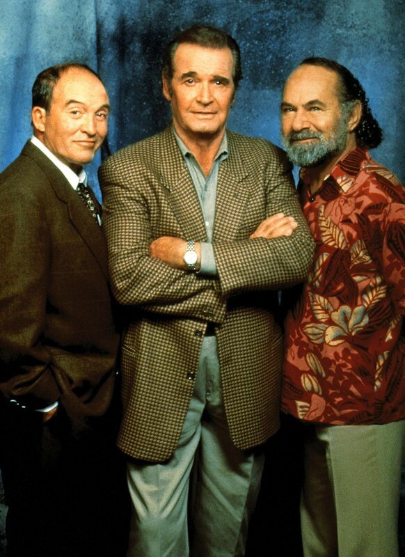 Jim Rockford (James Garner, Mi.), Dennis Becker (Joe Santos, li.) und Evelyn ‚Angel‘ Martin (Stuart Margolin). – Bild: One