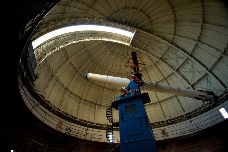 Teleskop in der Yerkes-Sternwarte in Wisconsin. – Bild: ZDF und Brian McDairmant