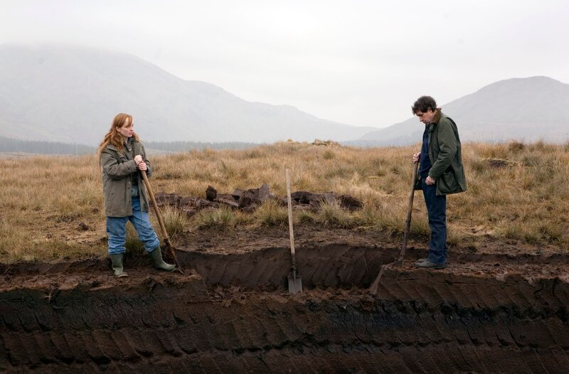 Anne (Lotte Verbeek, l.) und Martin (Stephen Rea) arbeiten zusammen. – Bild: WDR/2009 Rinkel Film & TV Productions BV, VPRO, Fastnet Films Anne (Lotte Verbeek, l.) und Martin (Stephen Rea) arbeiten zusammen. – Bild: WDR/2009 Rinkel Film & TV Productions BV, VPRO, Fastnet Films