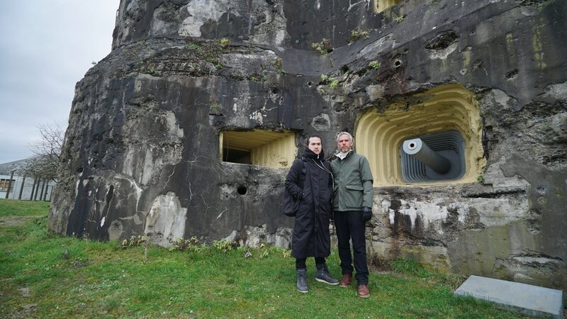 EBEN-EMAEL, BELGIUM – Sam Willis and Robert Joe stand in front of a gun casemate at Belgium’s Fort Eben Emael, one of the biggest and most formidable fortresses in the world at the time in World War II. These powerful guns could fire up to 10 kilometers away. – Bild: Fox International Channels Singapore