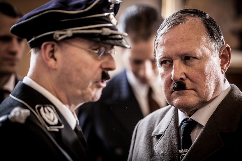 L-R: Heinrich Himmler (Darsteller unbekannt) und Adolf Hitler (Ray Burnet) – Bild: ZDF und Andrew Hayes-Watkins/​Andrew Hayes-Watkins
