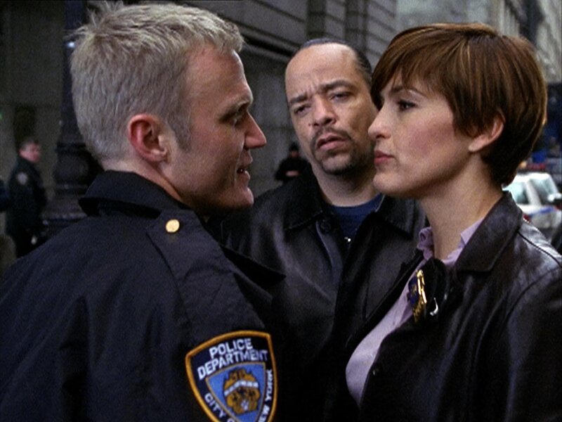 Det. Benson (Mariska Hargitay, re.) und Det. Tutuola (Ice-T, mi.) nehmen den Polizisten Les Cooper (Terry Serpico, li.) fest … – Bild: RTLup