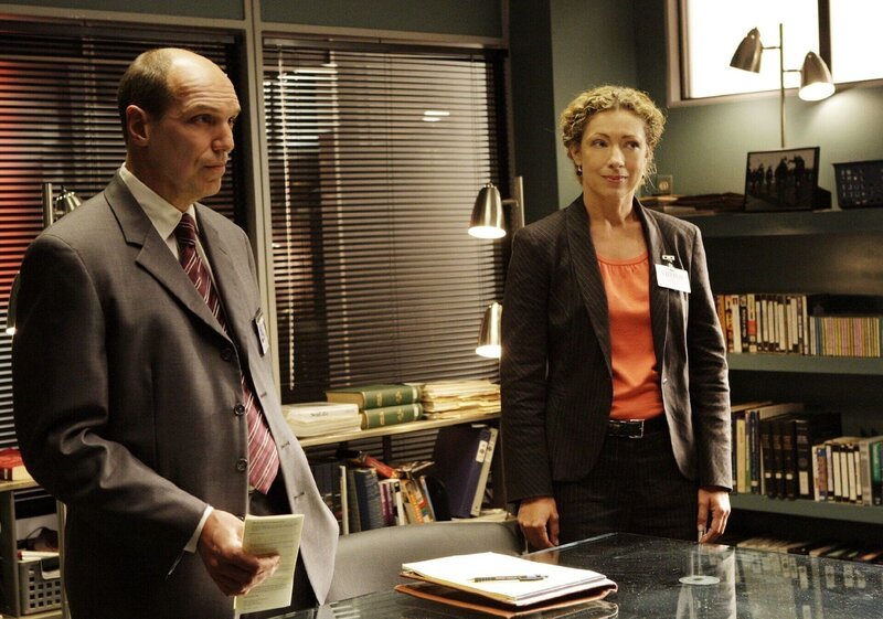 Conrad Ecklie (Marc Vann, l.) stellt den CSI-Kollegen die Polizeipsychologin Patricia Alwick (Alex Kingston) vor, die dem Team helfen soll, über den Verlust von Warrick hinwegzukommen. – Bild: RTL /​ CBS