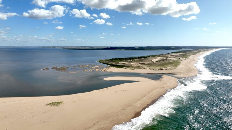 Lagunen und Meer: Die Küste Uruguays bietet viel Platz und unberührte Natur, gleich mehrere Nationalparks grenzen direkt an das Atlantikufer. – Bild: NDR/​Florian Melzer