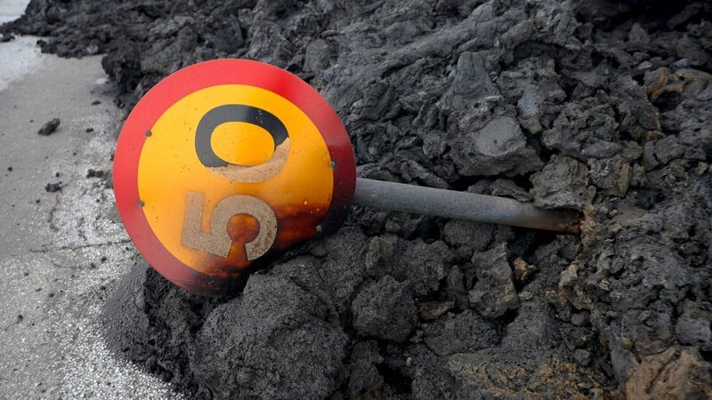 Einstein Gefahr durch Vulkane: Island erlebt den Ernstfall Strassenschild in Lava Copyright: SRF – Bild: SRF