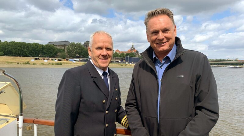 Axel Bulthaupt und Kapitän Andreas Weber auf der Elbe – Bild: MDR
