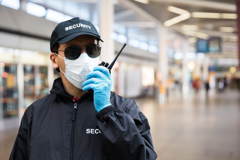 Sicherheitsleute, die im Flughafenterminal vor der Tür stehen. – Bild: Shutterstock /​ Shutterstock /​ Copyright (c) 2020 Andrey_Popov/​Shutterstock. No use without permission.
