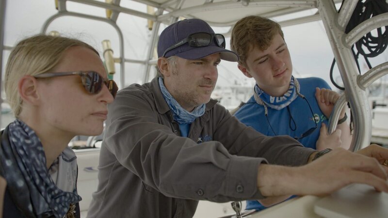 Shark expert Craig O’Connell (m.) and his team explores the waters off the coast of Montauk, New York. – Bild: Discovery Channel /​ Discovery Communications, LLC