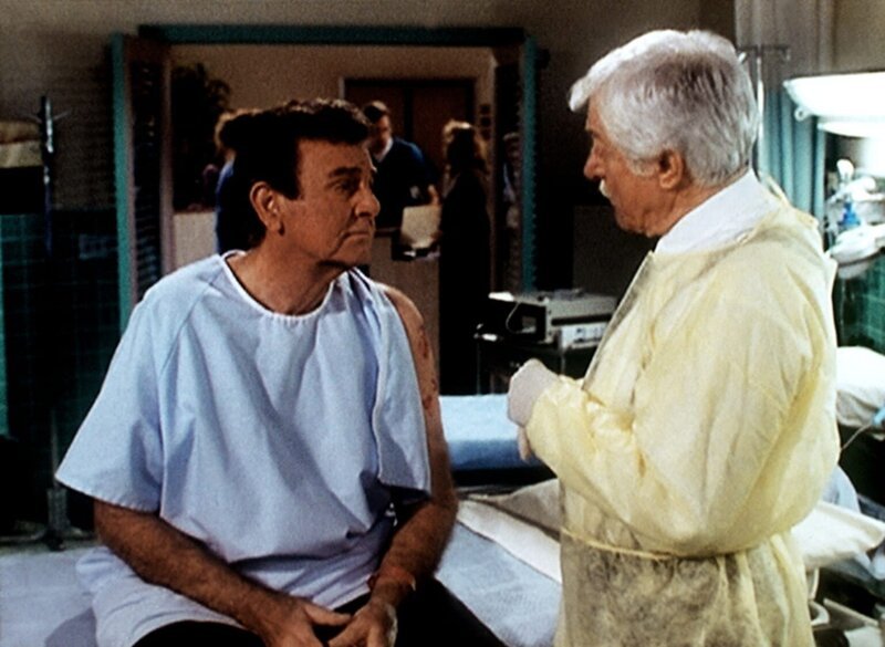 Dr. Mark Sloan (Dick Van Dyke, r.) gibt dem Detektiv Mannix (Mike Connors, l.) zu verstehen, dass er sich dringend einer Operation unterziehen müsste … – Bild: Viacom Lizenzbild frei