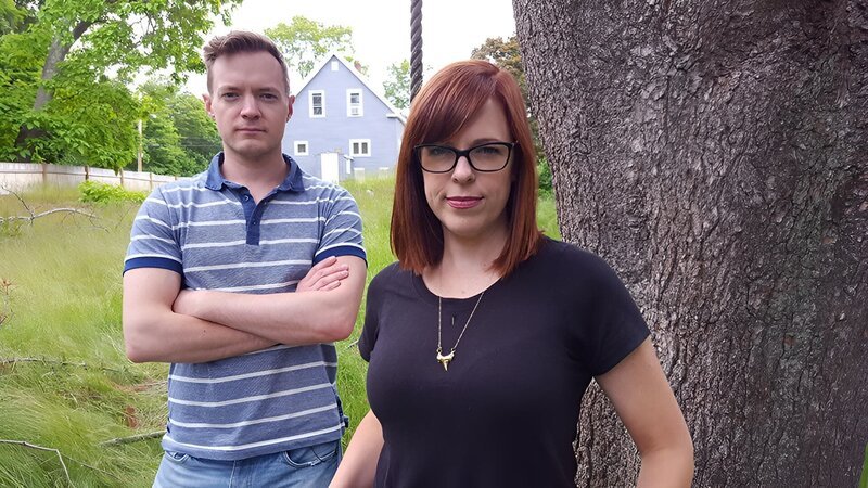 Amy Bruni and Adam Berry pose with house in background. – Bild: Tele 5