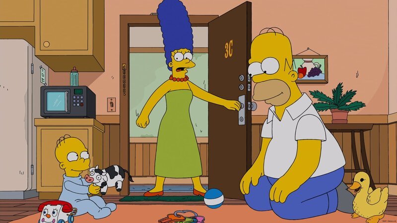 Homer (r.) verbringt mit Homer Junior (l.) mehr Zeit als mit seiner eigenen Familie. Als Marge (M.) herausfindet, wo sich Homer nach der Arbeit immer herumtreibt, ist sie alles andere als begeistert … – Bild: 2013 Twentieth Century Fox Film Corporation. All rights reserved. Lizenzbild frei