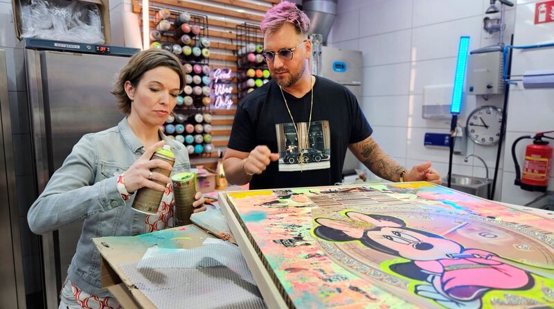 Anna Planken (l) trifft Self-Made-Millionär und Popart-Künstler Dennis Klapschus. – Bild: WDR/​sagamedia/​Anja Booth