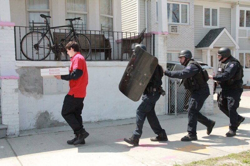 SWAT team follows one of their own dressed as a pizza. – Bild: Discovery Communications