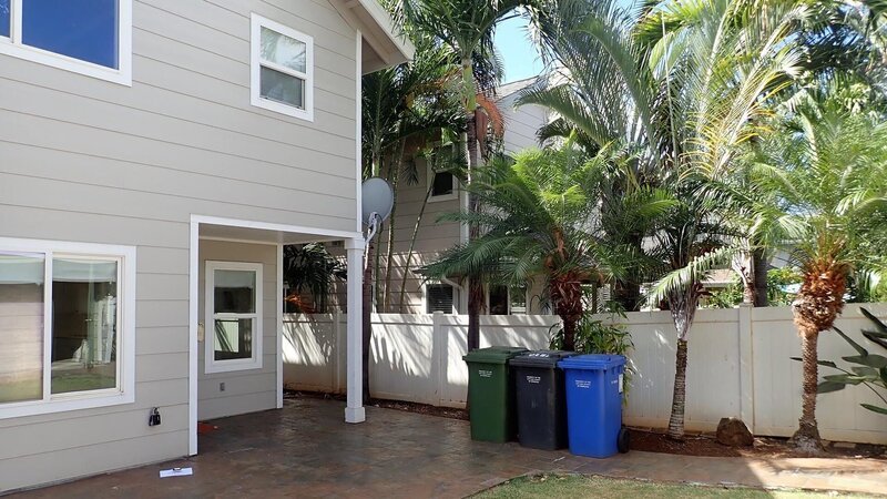 View of the Paradise House yard, shown to clients Amber and Corey Goff, in Ewa, Hawaii, as seen on HGTV’s Hawaii Life. – Bild: 2018, Scripps Networks, LLC. All Rights Reserved.