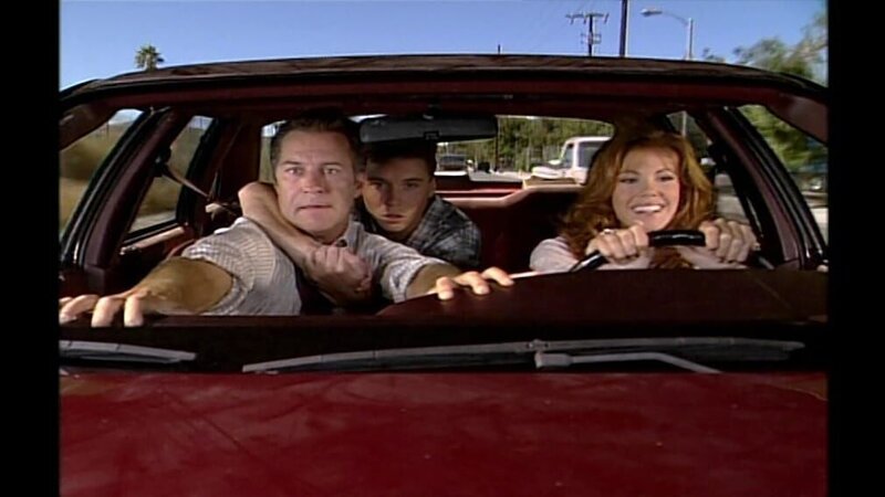 Tiffany (Nikki Cox) darf, in Begleitung, erste Fahrversuche machen. Zusammen mit Jack (Geoff Pierson) und Ryan (Kevin Connolly) macht sie die Straßen unsicher. – Bild: RTL Zwei