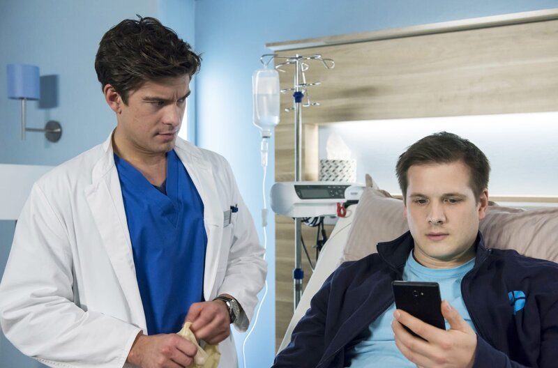 Ben Ahlbeck (Philipp Danne, links) bekommt mit, dass sein Patient Mario (Enno Hesse) Schwierigkeiten mit seiner Freundin hat. – Bild: ARD/​BR/​Jens Ulrich Koch