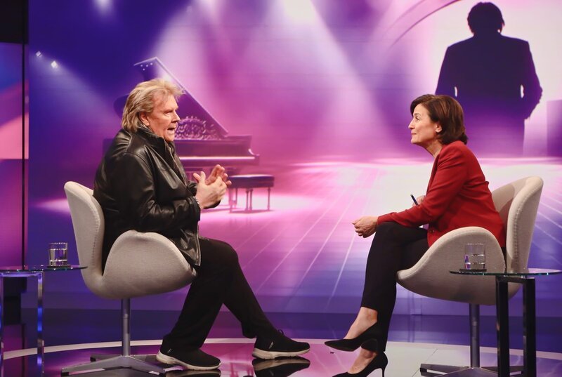 Zu Gast bei Moderatorin Sandra Maischberger: Howard Carpendale (und Entertainer). – Bild: WDR/​Dirk Borm