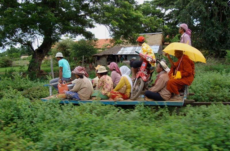 Mit bis zu 50 Kilometer pro Stunde jagt die Bambusbahn über die Gleise. – Bild: SWR/​Medienkontor/​Carmen Butta