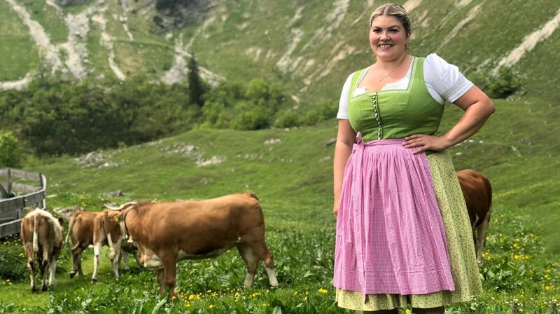 Alm-Idylle: Endlich durften heute die Rinder von Landwirtin Nina Bartl vom heimischen Gschwandtnerhof hinauf auf die Alm über dem Schliersee. – Bild: BR/​isarflimmern/​Tanja von Ungern-Sternberg