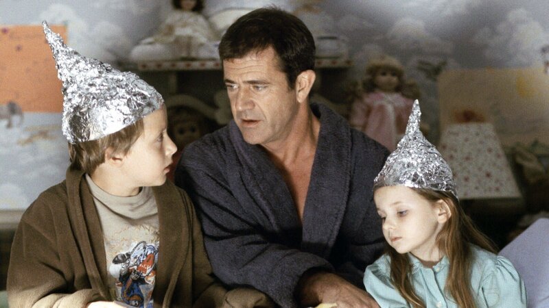 Graham (Mel Gibson) will seine Kinder Morgan (Rory Culkin, li.) und Bo (Abigail Breslin, re.) beschützen – Bild: RTL Zwei Graham (Mel Gibson) will seine Kinder Morgan (Rory Culkin, li.) und Bo (Abigail Breslin, re.) beschützen – Bild: RTL Zwei