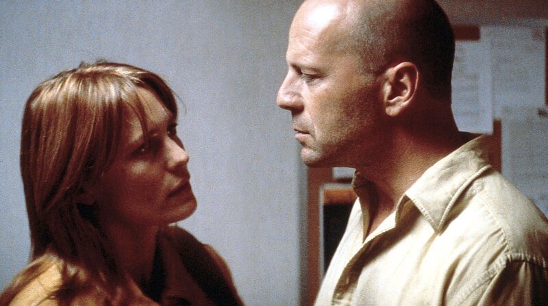 David Dunn (Bruce Willis) hat zurzeit mit seiner zerrütteten Ehe mit Audrey Dunn (Robin Wright Penn) genug Sorgen. – Bild: RTL Zwei