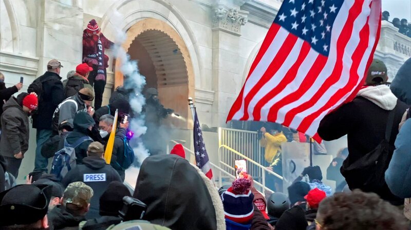 Die US-Kapitol-Polizei geht mit Tränengas gegen die Demonstranten vor. – Bild: SWR/​Brendan Gutenschwager
