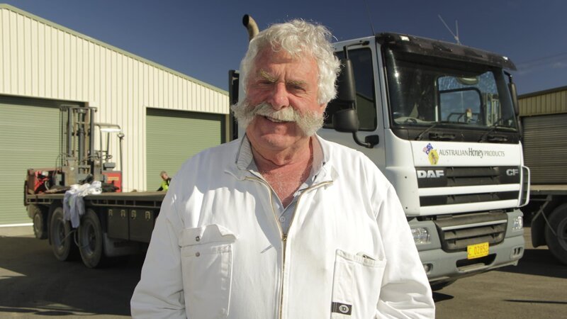 Lindsay Bourke – master beekeeper for ‚Australian Honey Products‘ – with truck at Sheffield Honey Farm, Tasmania – Bild: Quest /​ Prospero Productions
