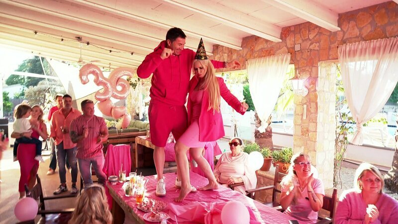 Daniela feiert ihren 36. Geburtstag, der ganz im Motto „Think pink“ gefeiert wird.; Daniela feiert ihren 36. Geburtstag, der ganz im Motto „Think pink“ gefeiert wird. – Bild: RTL Zwei