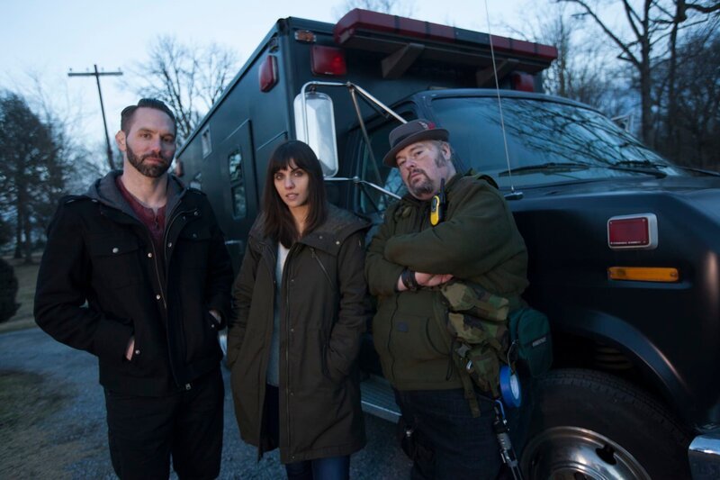 Nick Groff, Elizabeth Saint, and Bill Hartley pose outside of the team van. – Bild: Destination America /​ Discovery Communications