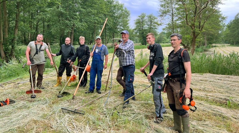 Spreewaldbauer Sebastian Kilka sorgt mit anderen Dorfbewohnern dafür, dass die Fließe frei bleiben. – Bild: RBB/​Dagmar Lembke