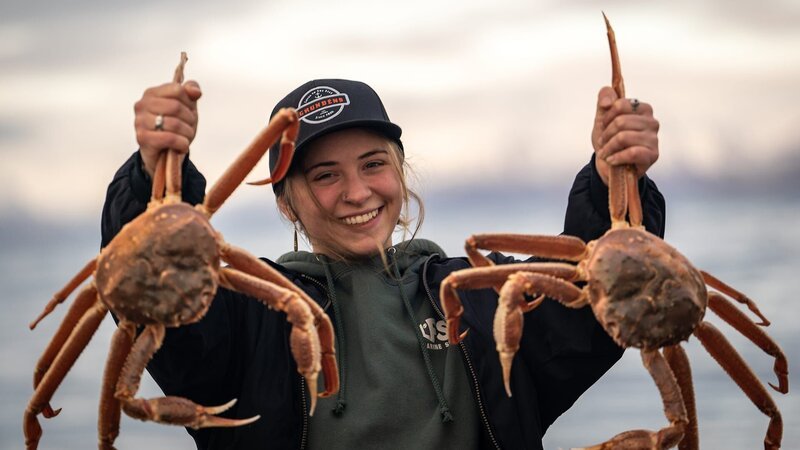 Sophia Bob posing with crab. – Bild: Warner Bros. Discovery, Inc. or its subsidiaries and affiliates. All rights reserved.