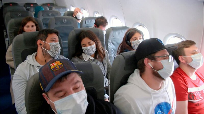 Urlaubsflüge in Corona-Zeiten: Die Passagiere müssen Mund-Nasen-Masken tragen. – Bild: HR
