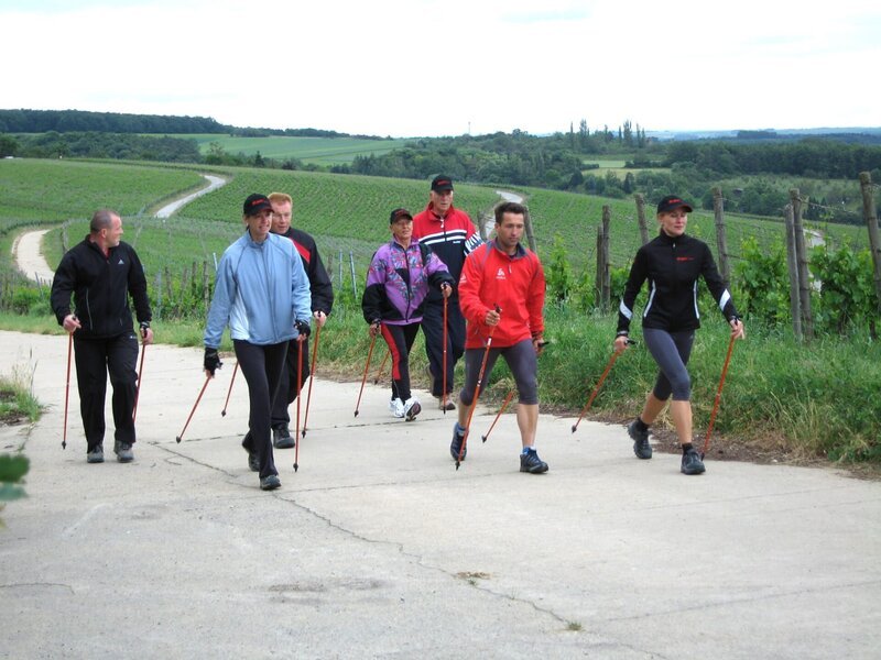 Nordic-Walking-Gruppe mit Peter Schlickenrieder. – Bild: BR/PSF Film + Video GmbH Nordic-Walking-Gruppe mit Peter Schlickenrieder. – Bild: BR/PSF Film + Video GmbH