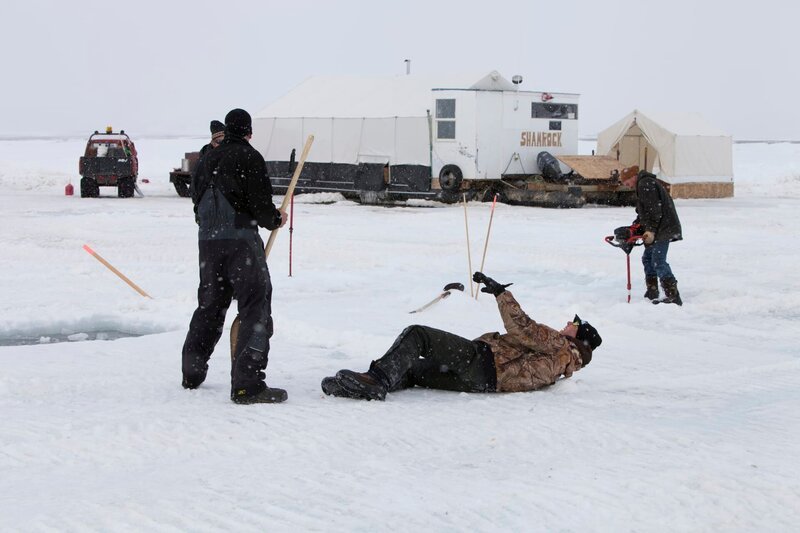 Vince Skiba slips on the ice. – Bild: Discovery Communications