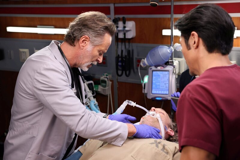 Steven Weber als Dr. Dean Archer, li. – Bild: 2022 Universal Television LLC. All Rights Reserved.