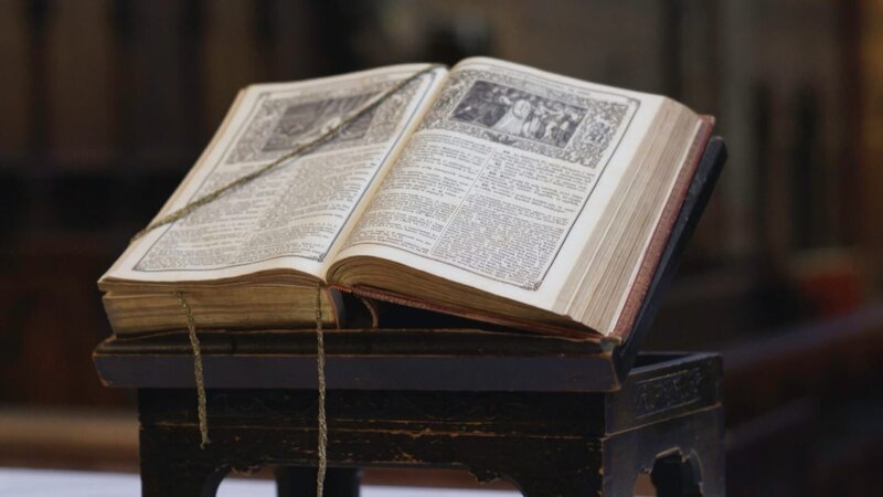 Die Zeugen Jehovas sind eine Glaubensgemeinschaft mit eigener Bibelübersetzung. – Bild: ZDF und RMCProduction.