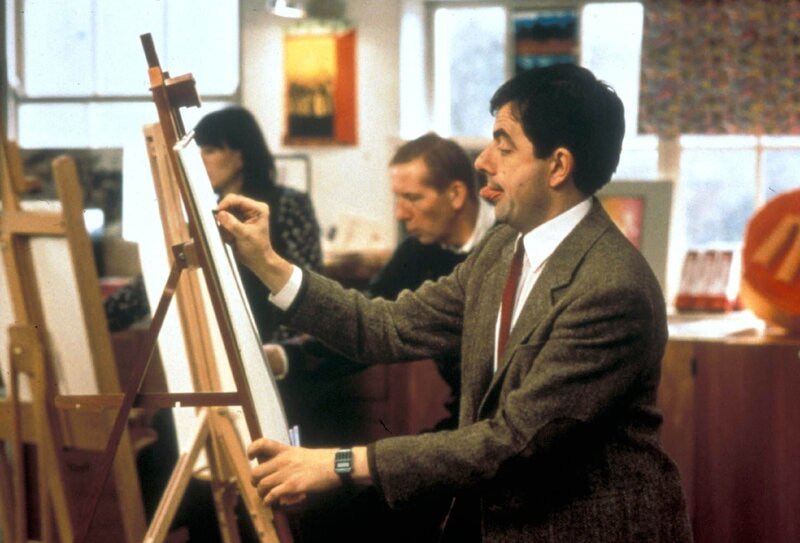 Kunsterziehung für Erwachsene: Mr. Bean (Rowan Atkinson) versucht sich als Maler. – Bild: SUPER RTL