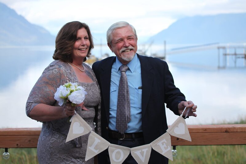 Fred and Jen Hurt pose for photographs at their wedding. – Bild: Discovery Channel /​ Discovery Communications