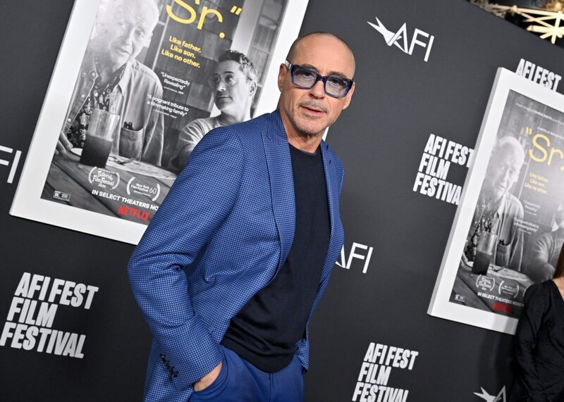 Neuer Look: Im November 2022 präsentiert sich Robert Downey Jr. bei einem Filmfest in Kalifornien kahl. Er habe seine Kinder gefragt, ob sie ihm nicht den Kopf rasieren wollen. – Bild: ZDF und Ron Galella.