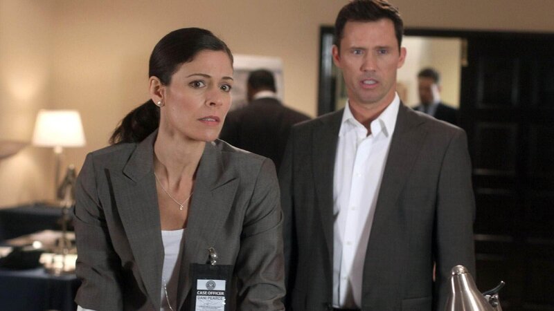 Agent Pearce (Lauren Stamile) schickt Michael Westen (Jeffrey Donovan) nach Caracas in ein romantisches Hotel. Allerdings erwartet ihn kein erholsamer Urlaub … – Bild: RTL /​USA Network