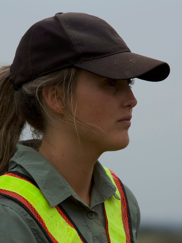 Tyler Mahoney wearing a cap and high viz. Close up – Bild: Discovery Channel /​ Photobank: 37013_ep401_061 /​ Discovery Communications, LLC