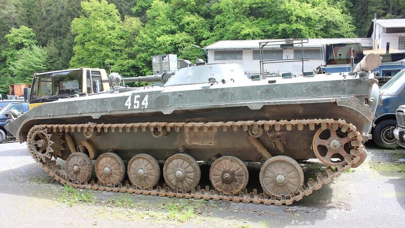 Der BMP-1, sowjetischer amphibischer Kettenschützenpanzer. – Bild: Warner Bros. Discovery