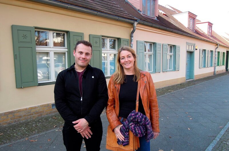 Holland, Italien, England: Europa liegt in Potsdam! In kaum einer anderen deutschen Stadt ist der Kontinent derart erlebbar. Was die Hohenzollern einst bauten – das Holländische Viertel, Alexandrowka, Cecilienhof, die Schweizerhäuser, die Römischen Bäder – begegnet internationalen Studierenden heute. Eine Spurensuche. – Kirsti Dautzenberg mit tschechischem Studenten Petr vor Weberhäusern in Nowawes Babelsberg – Bild: rbb/Jens Arendt Holland, Italien, England: Europa liegt in Potsdam! In kaum einer anderen deutschen Stadt ist der Kontinent derart erlebbar. Was die Hohenzollern einst bauten – das Holländische Viertel, Alexandrowka, Cecilienhof, die Schweizerhäuser, die Römischen Bäder – begegnet internationalen Studierenden heute. Eine Spurensuche. – Kirsti Dautzenberg mit tschechischem Studenten Petr vor Weberhäusern in Nowawes Babelsberg – Bild: rbb/Jens Arendt