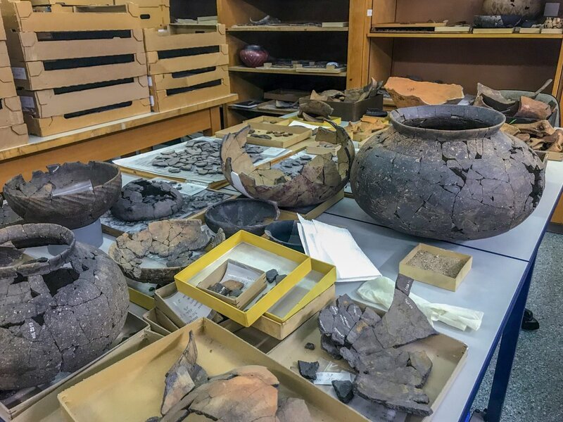 Gefäße aus der prähistorischen Abteilung, die von ehrenamtlichen Mitarbeitern zusammen geklebt werden. – Bild: ORF/​Florian Gebauer