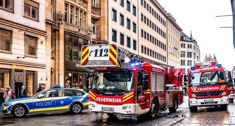 typische deutsche Feuerwehrautos und Polizeiautos – Bild: Shutterstock /​ Shutterstock /​ Copyright (c) 2020 FooTToo/​Shutterstock. No use without permission. /​ Editorial Use Only.