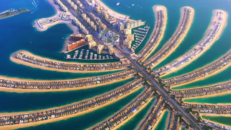 Die künstliche Insel Palm Jumeirah ist nur eines von vielen großen Bauprojekten, die im Aufschwung Dubais umgesetzt wurden. – Bild: N24 Doku