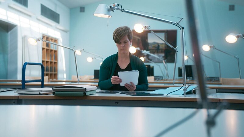 Die Historikerin Dr. Leonie Treber im Dresdner Stadtarchiv: Trümmerräumung war zwangsverordnet, körperlich schwere Arbeit und lebensgefährlich. – Bild: The History Channel /​ ZDF und Arsenij Gusev/​Arsenij Gusev/​Arsenij Gusev