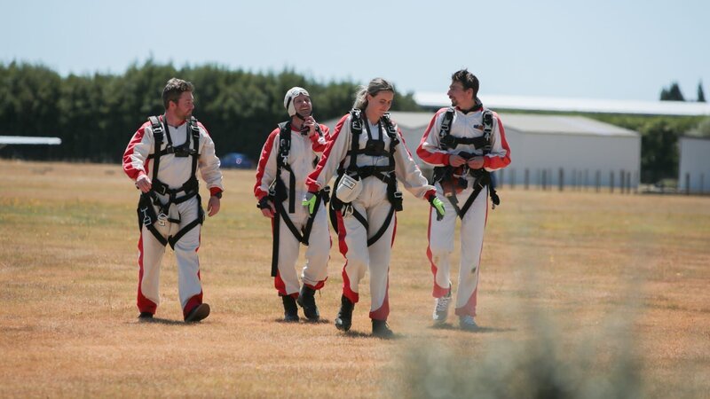 The team walking together in skydive gear. – Bild: Discovery Channel