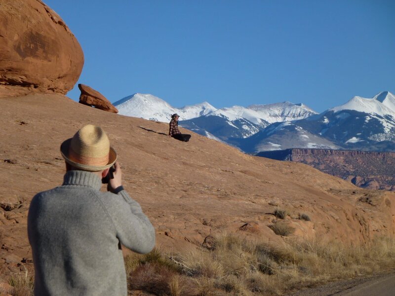 Daniel vor seiner Höhle in Moab, Utah. – Bild: Katja Esson /​ RBB /​ RBB/​Katja Esson