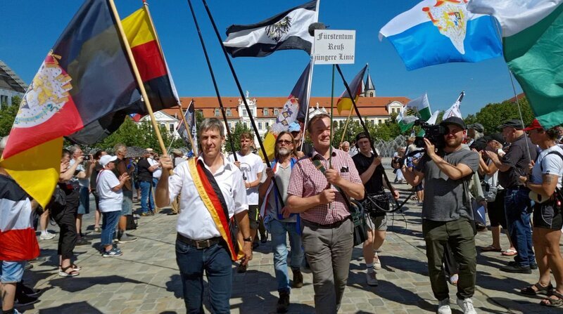 Reichsbürger-Treffen in Magdeburg mit einer Delegation des „Fürstentum Reuß“. Heinrich XIII Prinz Reuss sitzt derzeit in Untersuchungshaft. Der Generalbundesanwalt wirft ihm vor, er habe einen Staatsstreich geplant. – Bild: ZDF und SWR. Reichsbürger-Treffen in Magdeburg mit einer Delegation des „Fürstentum Reuß“. Heinrich XIII Prinz Reuss sitzt derzeit in Untersuchungshaft. Der Generalbundesanwalt wirft ihm vor, er habe einen Staatsstreich geplant. – Bild: ZDF und SWR.